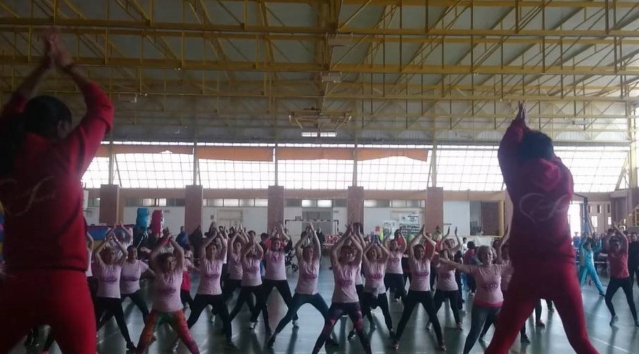 Las chicas de la FEDA dan toda una lección de ritmo y ponen cada año en pie al pabellón