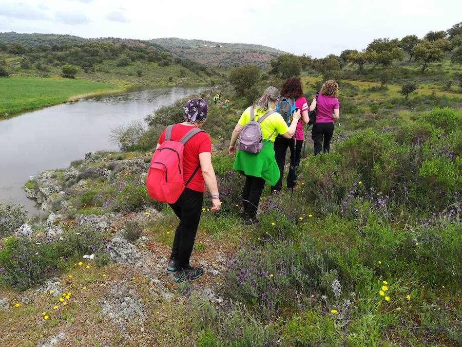 Senderistas santeños a su paso por los riachuelos de la comarca