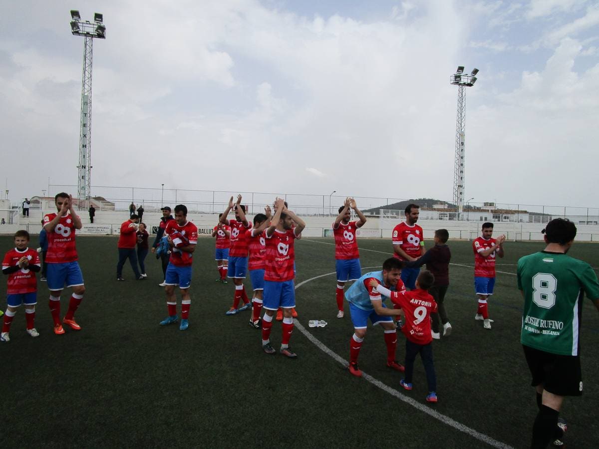 Los jugadores de La Estrella apaudiendo a su afición 