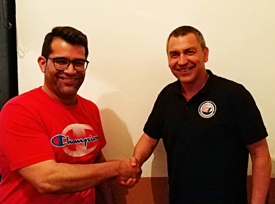 El capitán Ignacio Camacho da la bienvenida al nuevo entrenador del club, Garci, para la próxima tmeporada