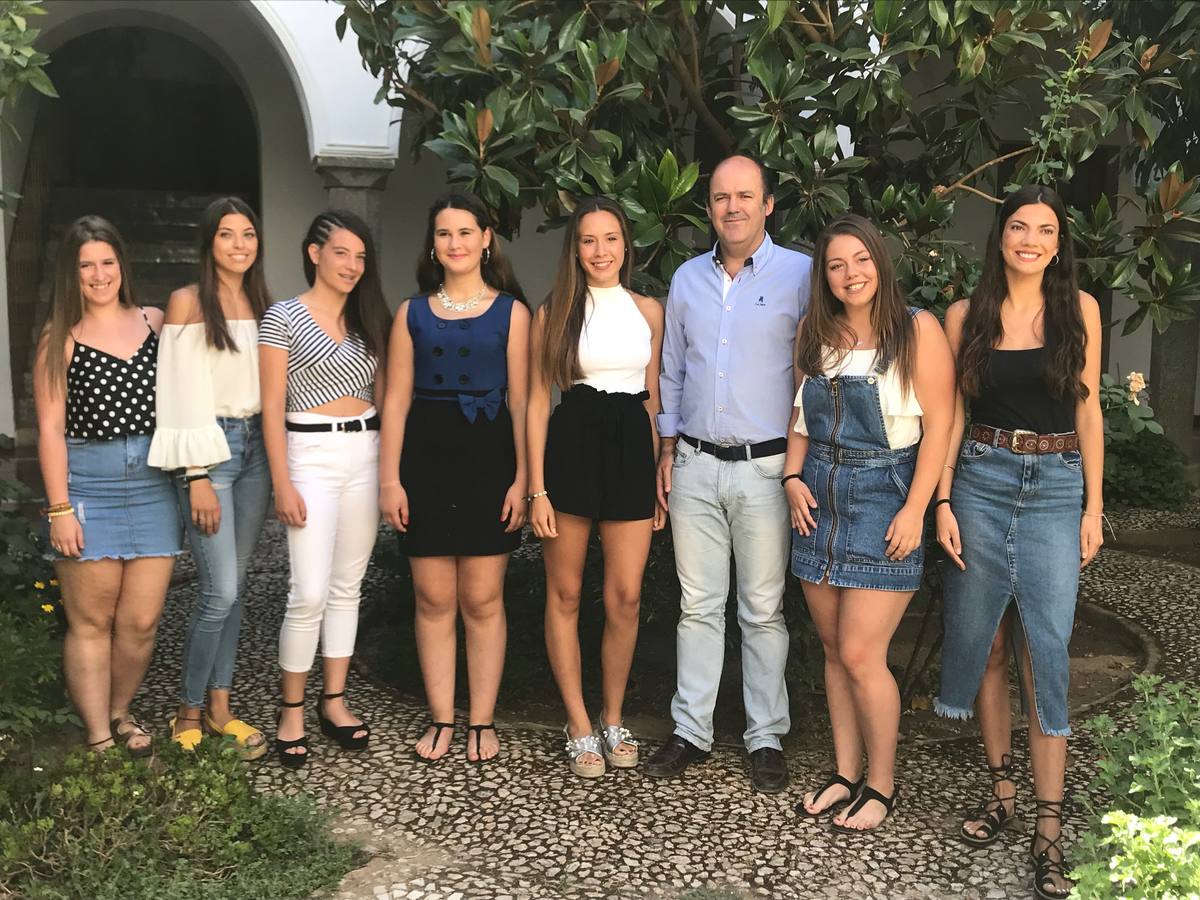 Las Damas de la Vendimia 2018 junto al concejal Antonio Marín 