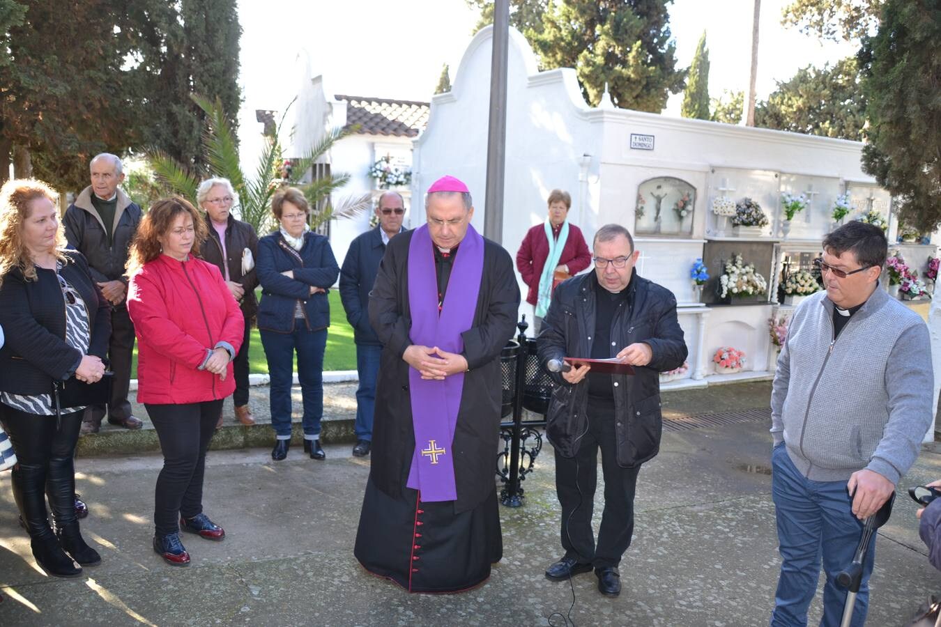 El Arzobispo en el Cementerio 