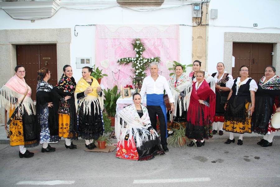 El grupo folclórico frente a la Cruz de la Calle Nueva