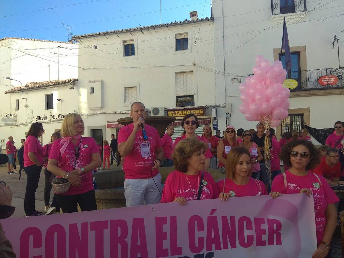 Alfredo Aguilera, alcalde de Malpartida de Cáceres, presentó el acto y colaboró con una suelta de globos