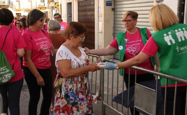 Imagen principal - Alrededor de 700 inscritos en la última edición de la Marcha Rosa Contra el Cáncer de Mama de Malpartida de Cáceres 