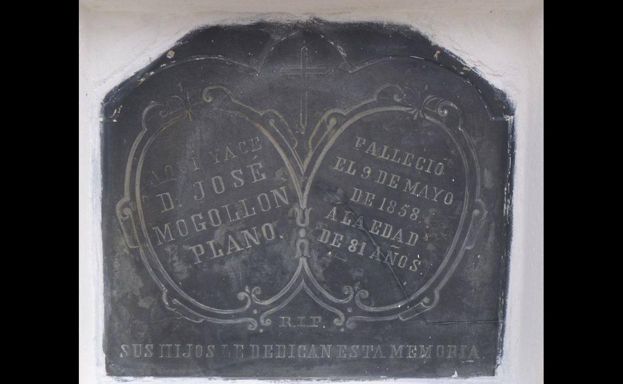 La lápida más antigua que queda en el cementerio viejo. Es del año de su inauguraciómn 1858. Foto y Archivo JAAG