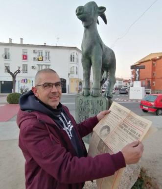 Antonio Cabrera Doncel, quien se perdió en la Sierra de San Pedro hace 50 años, con las páginas del diario Hoy en las que apareció la noticia. Foto y Archivo JAAG.