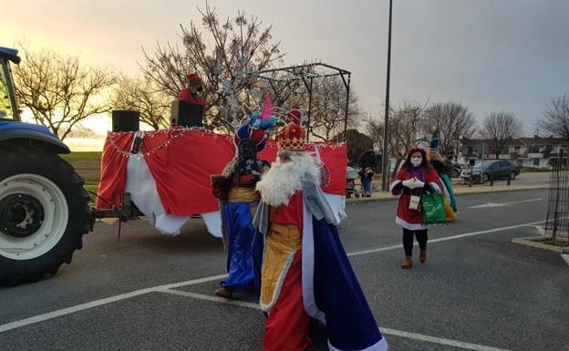 Imagen principal - Los Reyes Magos llevaron magia e ilusión casa por casa en Malpartida de Cáceres 