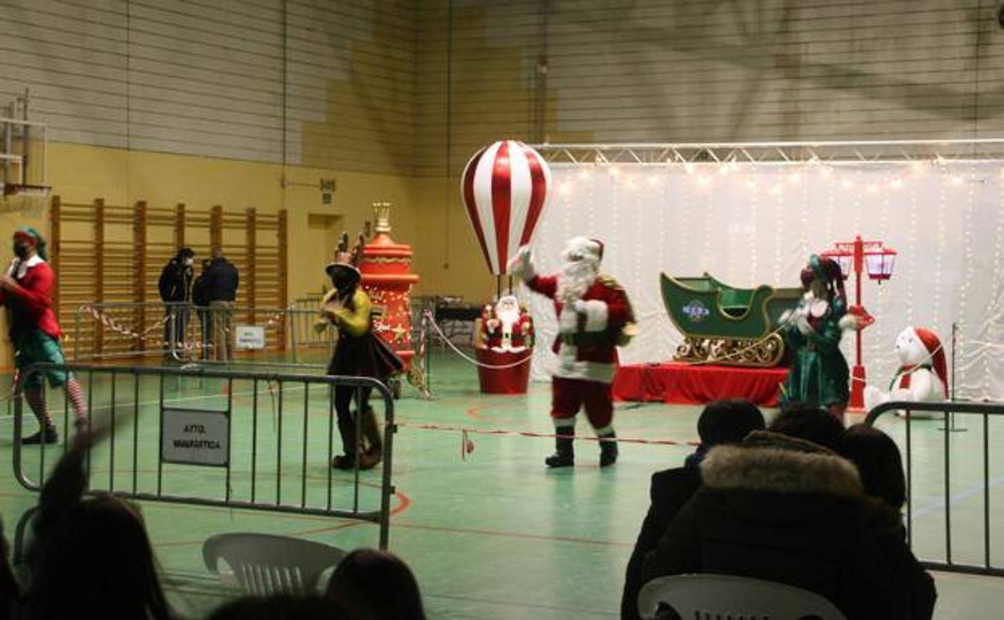 Papá Noel y sus ayudantes delitaron a los asistentes con un recital de villancicos