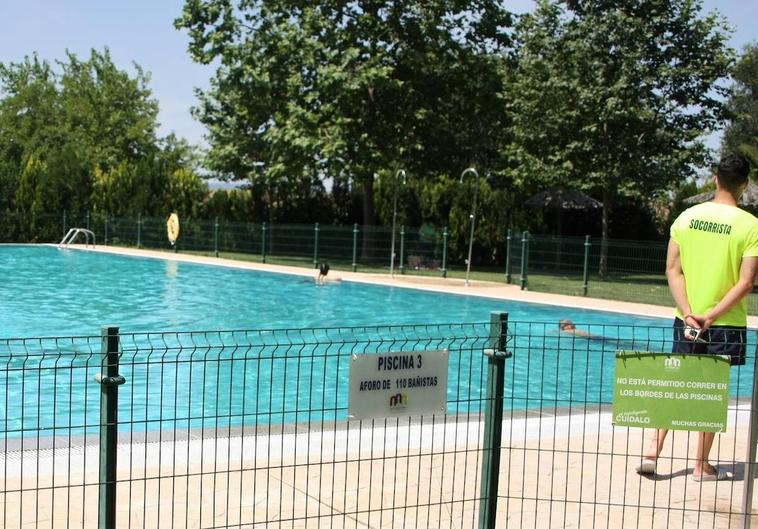 Expuesta la lista provisional para los puestos de la piscina municipal
