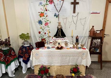 Imagen secundaria 1 - La Ronda Muñoz Torrero gana la Cruz de Mayo