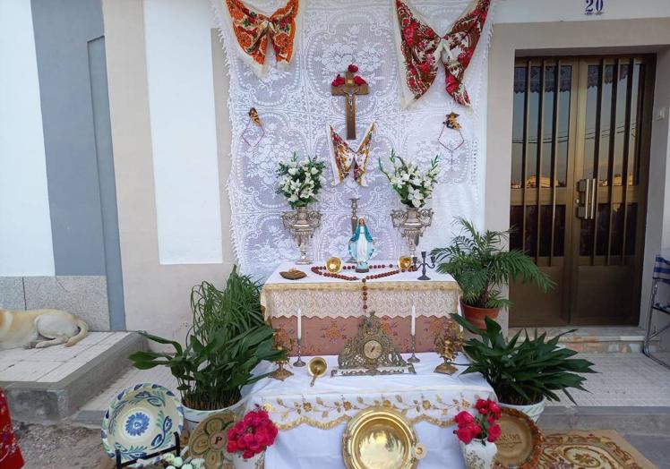 Imagen principal - La Ronda Muñoz Torrero gana la Cruz de Mayo