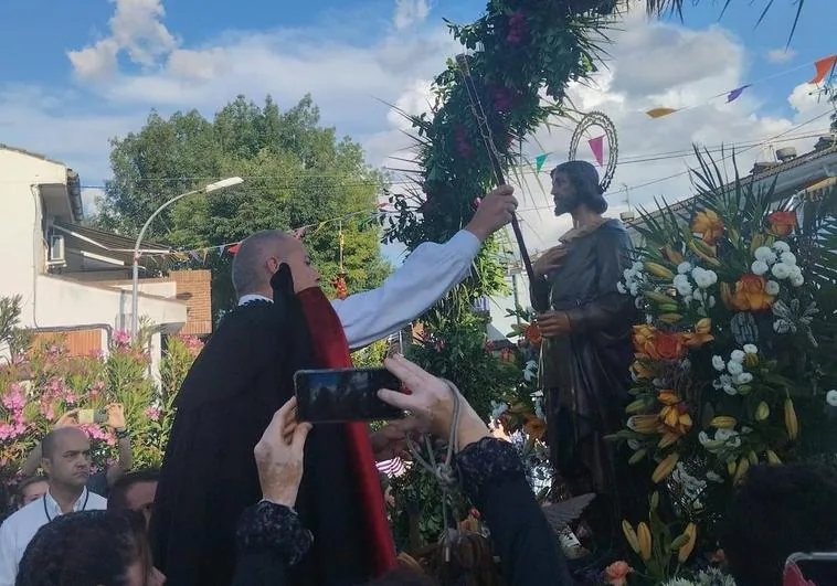 Entrega del Bastón de Mando por Alfredo Aguilera, alcalde local.