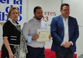 Juan Saúl Salomón, en el centro, recogiendo el premio.