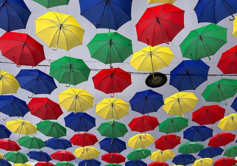 Paraguas de colores en la Plaza Mayor de Malpartida de Cáceres.