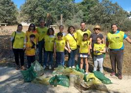 Participantes en la recogida de basura con los residuos eliminados del entorno.