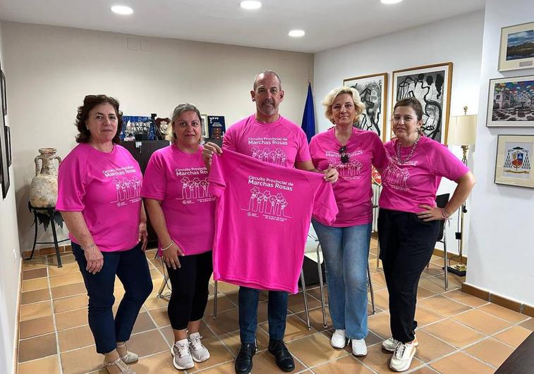 La AECC de Malpartida de Cáceres presenta las nuevas camisetas para la Marcha Rosa