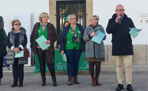 Imagen principal - Un gran lazo humano verde conmemora el Día Mundial Contra el Cáncer en Malpartida de Cáceres