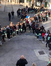 Imagen secundaria 2 - Un gran lazo humano verde conmemora el Día Mundial Contra el Cáncer en Malpartida de Cáceres