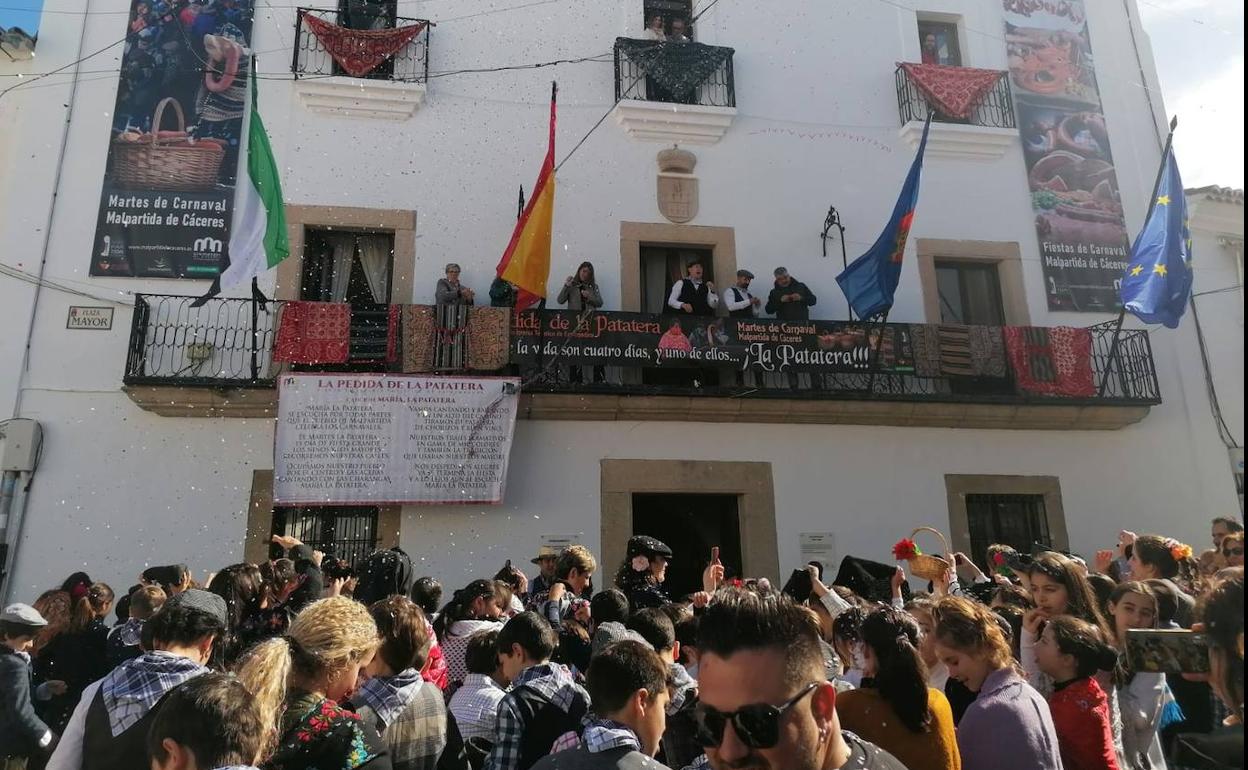 Alfredo Aguilera, alcalde de Malpartida, recibe a los niños desde el balcón del Ayuntamiento. 