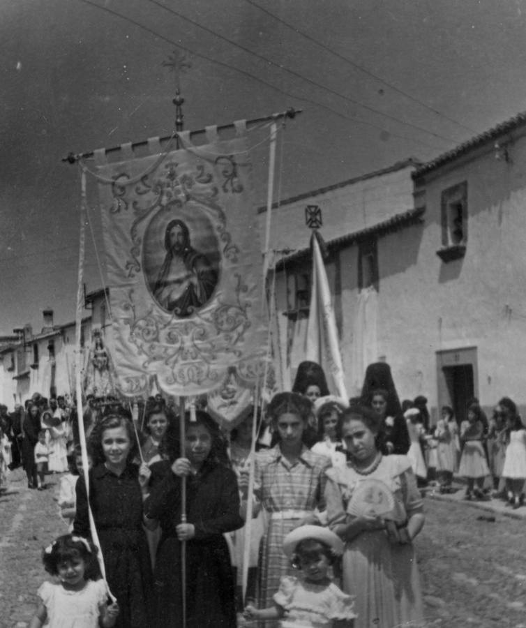 Estandarte del Corazón de Jesús en una procesión de los años 40. 