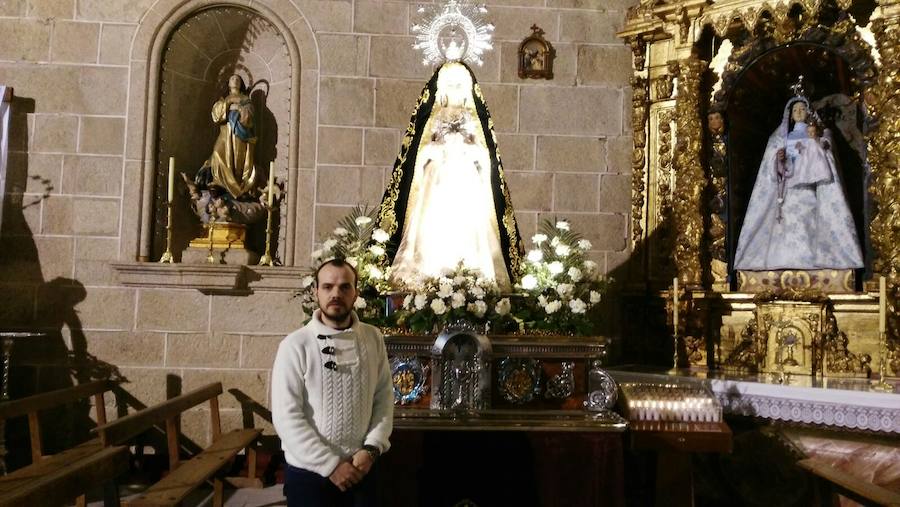 David Patrón junto a la imagen de la Virgen de la Soledad. 