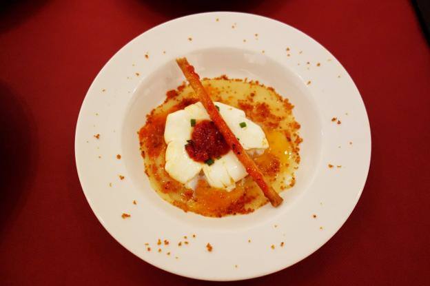 Huevo poché relleno de crema de patatera con mermelada de pimientos asados, tapa ganadora del bar 'La Bóveda'. 