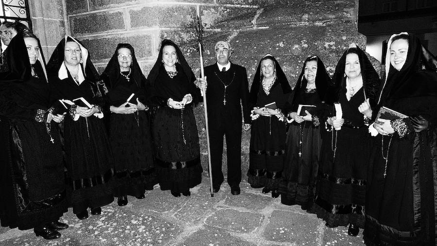 Un guardador y mujeres vestidas al uso tradicional de Semana Santa. Ruta de Semana Santa 2015. Foto y Archivo JAAG