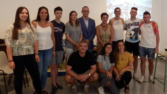 Alumnos y profesores del proyecto en Malpartida de Cáceres, junto a Alfredo Aguilera