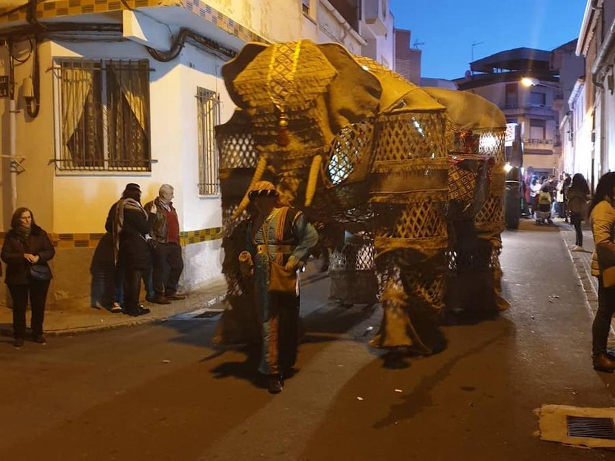 El pasado sábado, 5 de enero, cientos de vecinos de Miajadas y sus pedanías salieron a las calles del municipio para ilusionarse con la Cabalgata de Reyes. En Miajadas, al terminar la Cabalgata, la nieve llegó de modo artificial en el portal instaladao para la ocasión. 