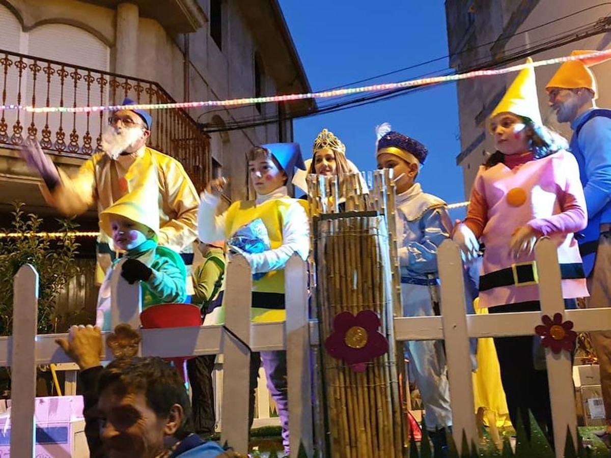 El pasado sábado, 5 de enero, cientos de vecinos de Miajadas y sus pedanías salieron a las calles del municipio para ilusionarse con la Cabalgata de Reyes. En Miajadas, al terminar la Cabalgata, la nieve llegó de modo artificial en el portal instaladao para la ocasión. 