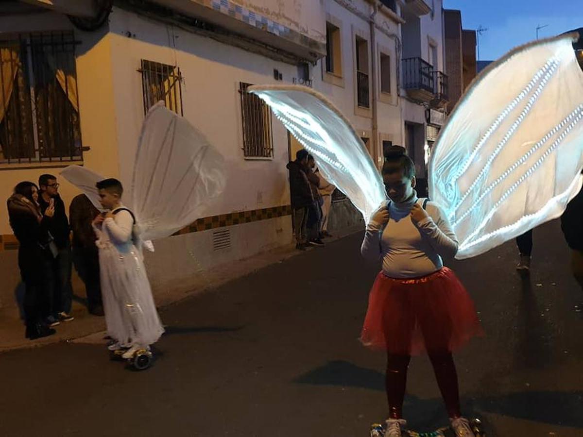 El pasado sábado, 5 de enero, cientos de vecinos de Miajadas y sus pedanías salieron a las calles del municipio para ilusionarse con la Cabalgata de Reyes. En Miajadas, al terminar la Cabalgata, la nieve llegó de modo artificial en el portal instaladao para la ocasión. 