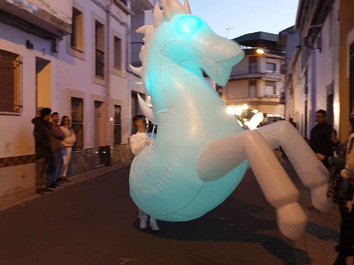 El pasado sábado, 5 de enero, cientos de vecinos de Miajadas y sus pedanías salieron a las calles del municipio para ilusionarse con la Cabalgata de Reyes. En Miajadas, al terminar la Cabalgata, la nieve llegó de modo artificial en el portal instaladao para la ocasión. 