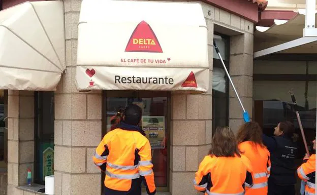 Los establecimientos comerciales deberán mantener en las debidas condiciones de limpieza sus escaparates, puertas, toldos y rótulos. 