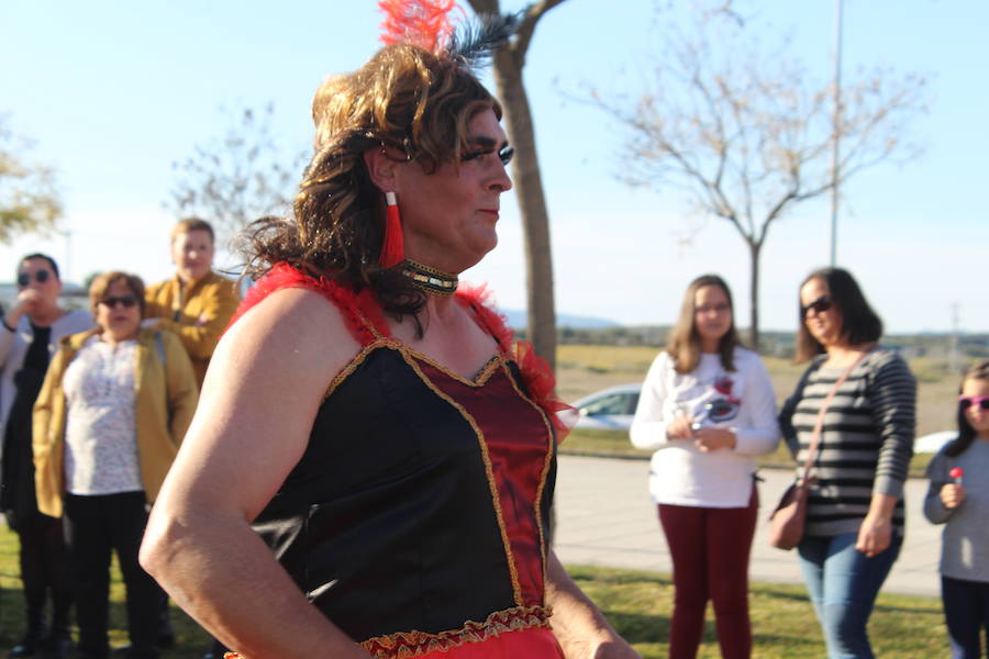 Los vecinos vuelven a disfrutar con un desfile lleno de color y diversón con más de 500 participantes repartidos entre las distintas categorías. 