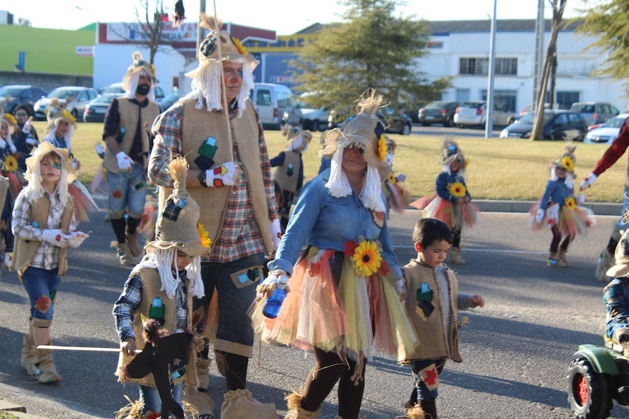 Los vecinos vuelven a disfrutar con un desfile lleno de color y diversón con más de 500 participantes repartidos entre las distintas categorías. 