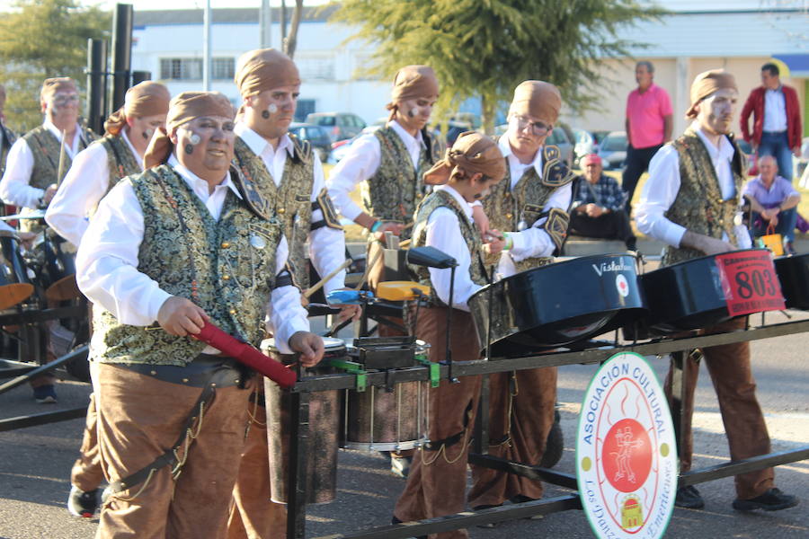 Los vecinos vuelven a disfrutar con un desfile lleno de color y diversón con más de 500 participantes repartidos entre las distintas categorías. 