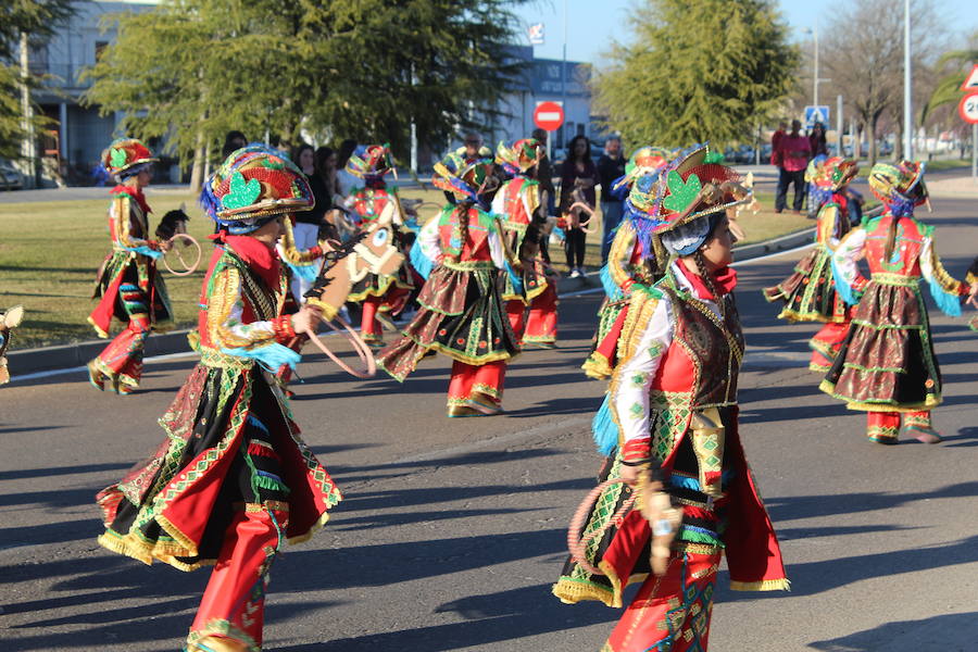 Los vecinos vuelven a disfrutar con un desfile lleno de color y diversón con más de 500 participantes repartidos entre las distintas categorías. 