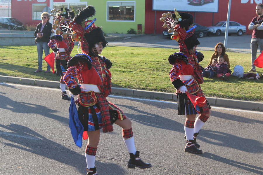 Los vecinos vuelven a disfrutar con un desfile lleno de color y diversón con más de 500 participantes repartidos entre las distintas categorías. 