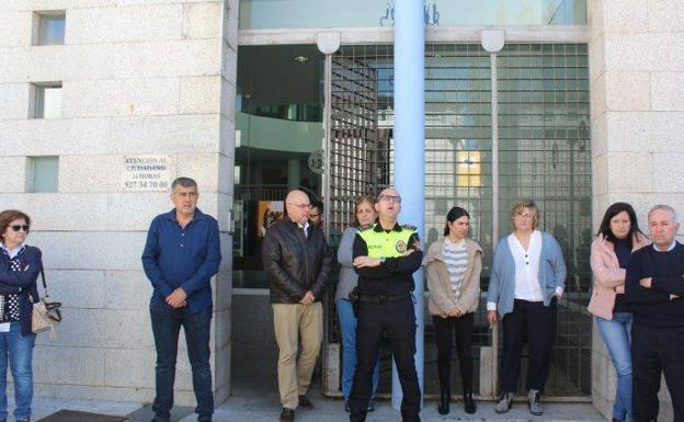 Los vecinos de Miajadas guardan un minuto de silencio 