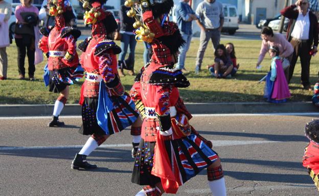 Comparsa Los Bailongos, durante su desfile en Miajadas 