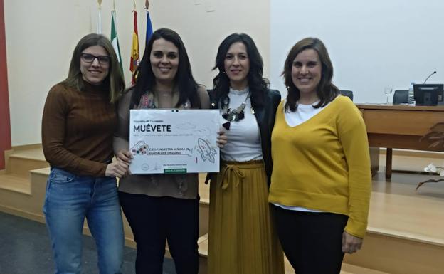 Docentes del CEP Nuestra Señora de Guadalupe posan con el reconocimiento 