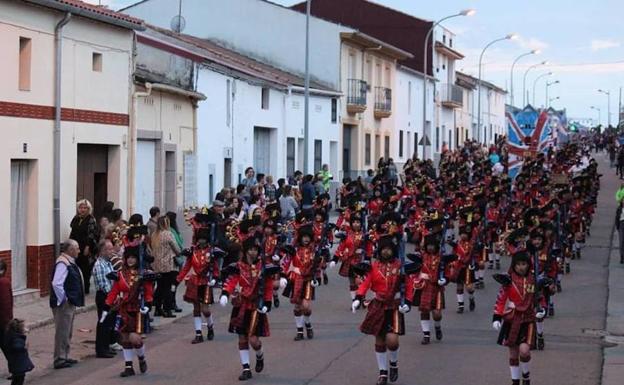 La comparsa de Los Bailongos desfila por Miajadas 