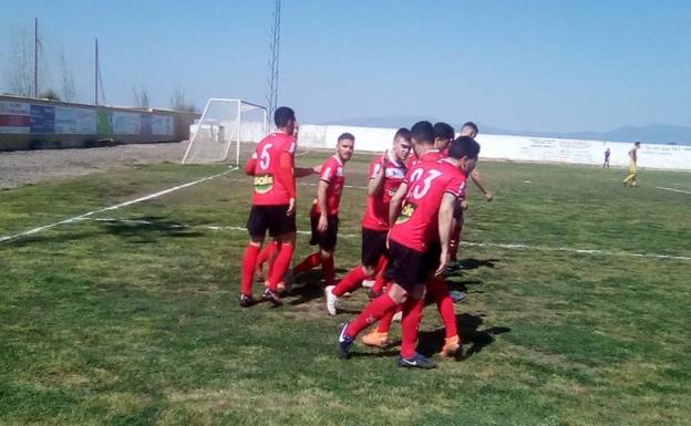 Los jugadores del CD Miajadas celebran uno de los goles 