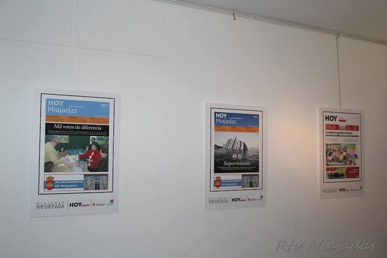 Exposición de portadas de HOY y de HOY Miajadas en el Palacio Obispo Solís en la que se repasan los acontecimientos más destacados de la localidad y que tuvieron su espacio en el periódico