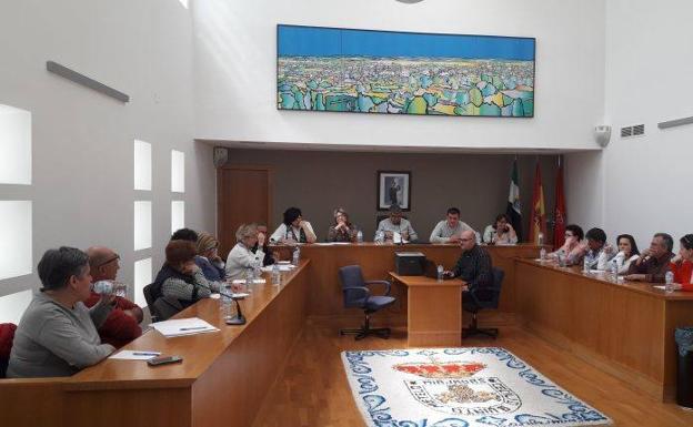 Los distintos grupos políticos durante la celebración de la sesión 