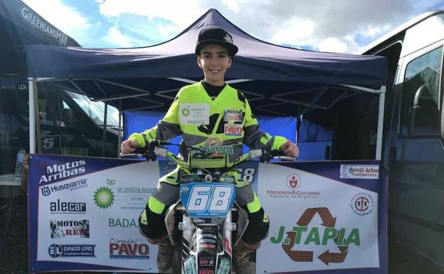 El piloto Samuel Tapia sonríe tras la celebración de una prueba 