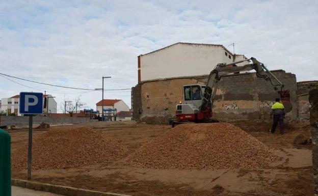 Los operarios realizan obras en la localidad 