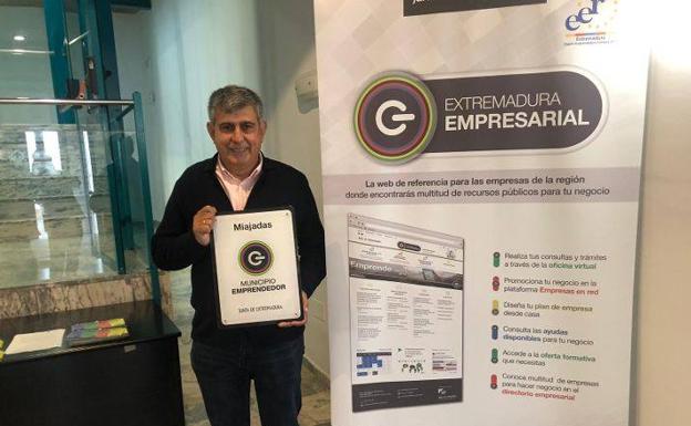 El alcalde Antonio Díaz posa con el galardón 