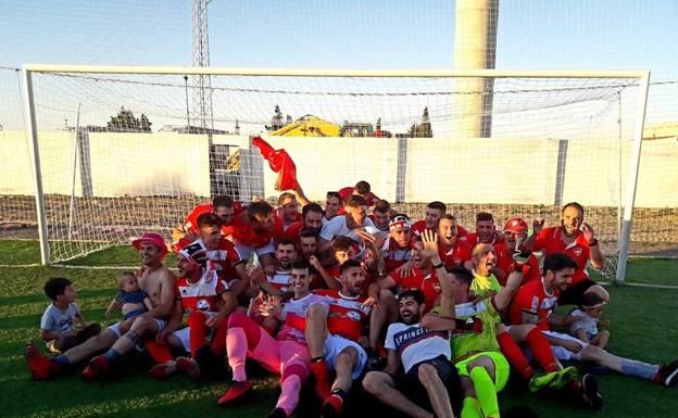 Los jugadores del Miajadas festejan el ascenso a Tercera División 